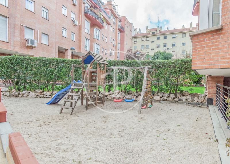 Foto aac70502-bd6a-47b9-ba4b-a799056a7c1e. Pis amb calefacció aparcament piscina a Embajadores-Lavapiés Madrid