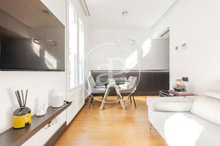 Etagenwohnung  C. de caravaca. Piso en venta en lavapies