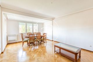 Lloguer Pis  C. de carlos y guillermo fernández shaw. Piso en alquiler en adelfas