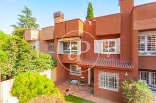 Reihenhaus in Alameda de Osuna. Adosado en venta en alameda de osuna