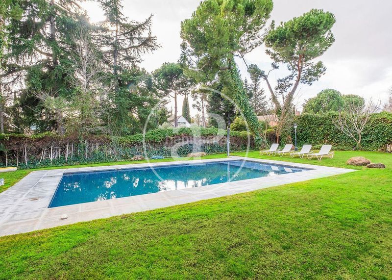 Foto b085e649-6fcb-4d51-8be1-9fad28c622e9. Casa chalet independiente en urbanización La Moraleja La Moraleja