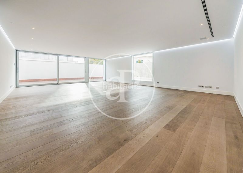 Foto 1329a9e2-bd61-44a5-8057-0c6eae548d05. Casa aparellada amb calefacció aparcament piscina a Madrid