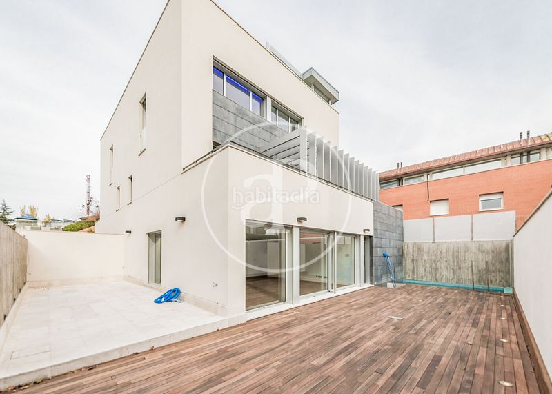Foto 30767a22-5f6a-4530-a99d-26cc6c507f34. Casa aparellada amb calefacció aparcament piscina a Madrid