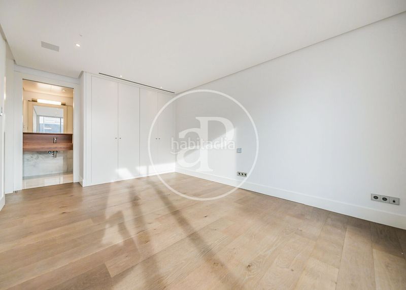 Foto a8d40b72-e6f9-4a2c-81e7-af0a38a4cd75. Casa aparellada amb calefacció aparcament piscina a Madrid
