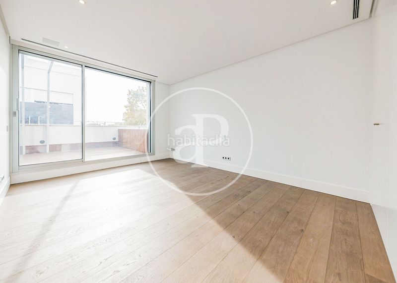 Foto b1f1b852-f1a6-4d13-99ca-ff209b512238. Casa aparellada amb calefacció aparcament piscina a Madrid
