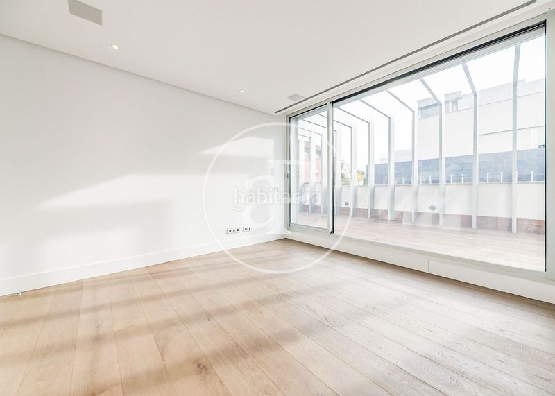 Foto c2a2e2d6-1e56-4d94-a645-f465f4e04918. Casa aparellada amb calefacció aparcament piscina a Madrid