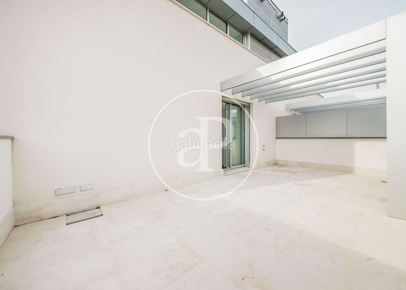 Foto d34c84e9-9e94-4a8a-836b-d2e6b34f53d4. Casa aparellada amb calefacció aparcament piscina a Madrid