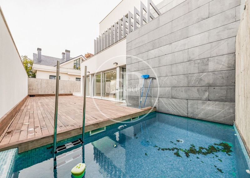 Foto d614df13-5b0e-422f-aff8-67f8d6ce4208. Casa aparellada amb calefacció aparcament piscina a Madrid
