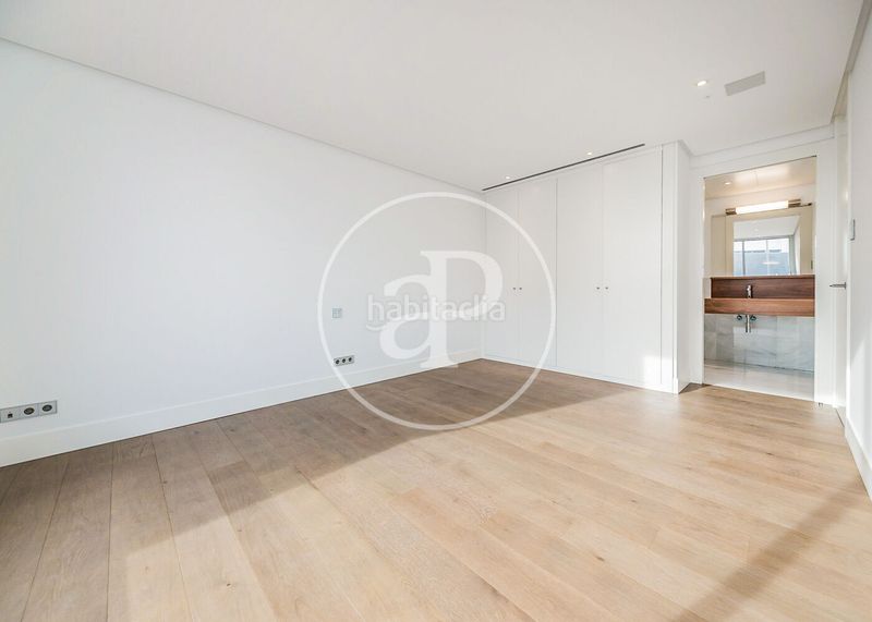 Foto e838763c-ea65-4585-aa38-bc7ee5b12d17. Casa aparellada amb calefacció aparcament piscina a Madrid