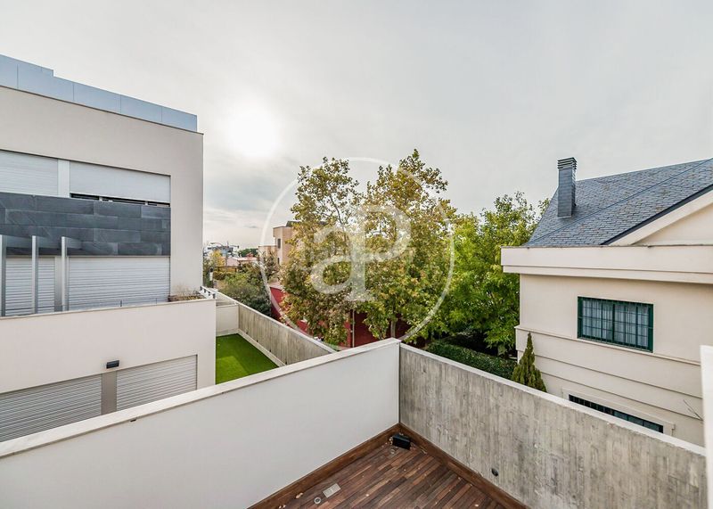 Foto f8e3a8c5-3ac1-400e-bd98-a02b6783876b. Casa aparellada amb calefacció aparcament piscina a Madrid