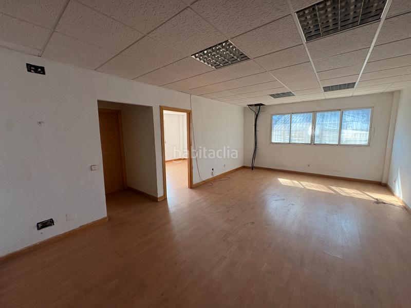 Foto f0fb504a-01e9-4dbe-b551-c00270e87957. Fabrikhalle mit heizung in Torres de la Alameda