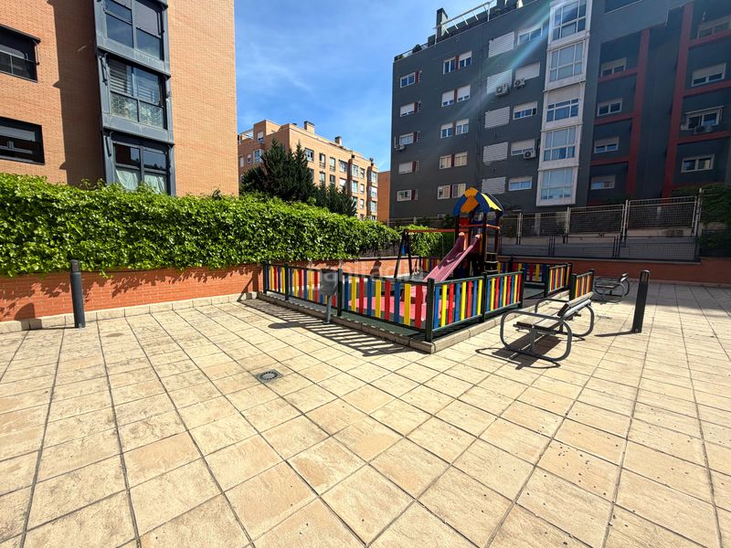 Foto a87d8b01-e757-46a0-a8dd-79cc5b1d8107. Pis amb calefacció aparcament piscina a Sanchinarro Madrid