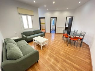 Lloguer Pis  Calle de embajadores. Piso de 4 habitaciones y 2 baños con ascensor