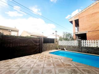 Chalet  Calle félix rodríguez de la fuente. Precioso chalet unifamiliar en camarma de esteruelas de 5 dormit