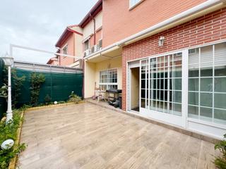 Casa adossada  Calle adolfo bioy casares. Amplio chalet adosado muy luminoso de 239 metros construidos en