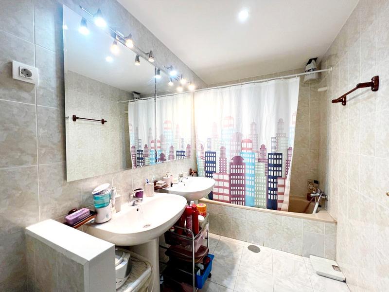 Foto a84bcc1d-60b6-4f39-bd14-a933a29aee60. Semi detached house with heating parking in Ensanche Alcalá de Henares