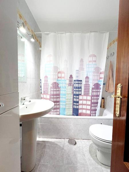 Foto ea0d1c6c-c23b-4b9e-aaaf-3ae5176b7898. Semi detached house with heating parking in Ensanche Alcalá de Henares