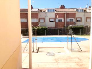 Reihenhaus  Calle gabriela mistral. Chalet de esquina de 5 dormitorios y 4 baños. con piscina comuni