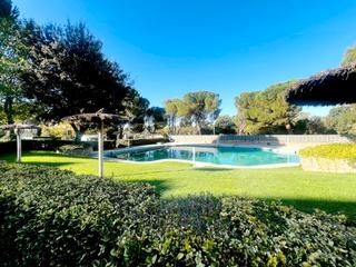Casa adossada  Calle guadiana. Chalet adosado con patio privado y zona comunitaria con piscina.