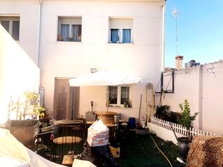 Casa adossada  Calle de isabel la católica. Oportunidad chalet de unos 211m2 construidos con amplio patio.