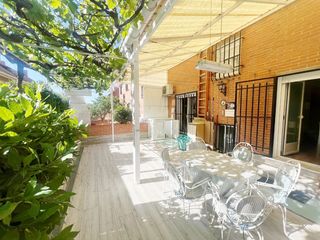 Chalet  Calle cuarzo. Chalet adosado de 6 habitaciones, 3 baños y completamente amuebl