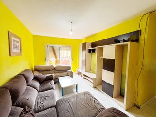 Appartamento in Reyes Católicos. Piso de 3 dormitorios y 1 baño en zona de reyes católicos en alc