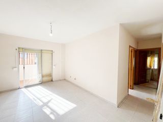 Pis a Reyes Católicos. Piso de 3 dormitorios y 1 baño en zona de reyes católicos en alc