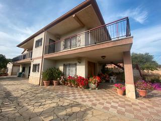 House in Piera. Oportunidad!! casa situada en amplia parcela con jardín, huerto