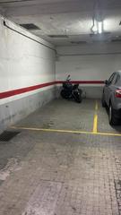 Car parking in Raval. Plaza de parking grande para coche y moto