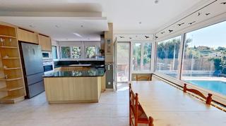 Xalet a Torrelles de Llobregat. Preciosa casa totalmente exterior con jardín y piscina