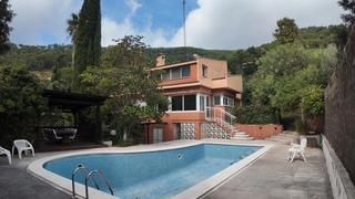 Xalet a Torrelles de Llobregat. Preciosa casa totalmente exterior con jardín y piscina