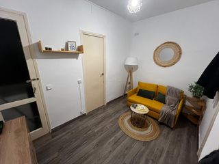 Lloguer Local Comercial  Carrer de viladomat. Bonito estudio - despacho amueblado, en finca con ascensor.