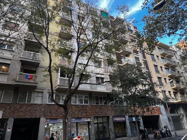 Foto 422d6ce6-ce18-4921-b494-95bc607268d3. Estudi a Sant Antoni Barcelona