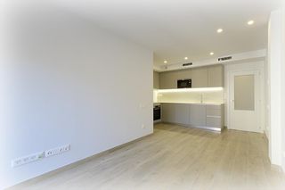 Piso  Carrer del doctor martí julià. Luminoso piso con balcón y excelentes calidades en collblanc