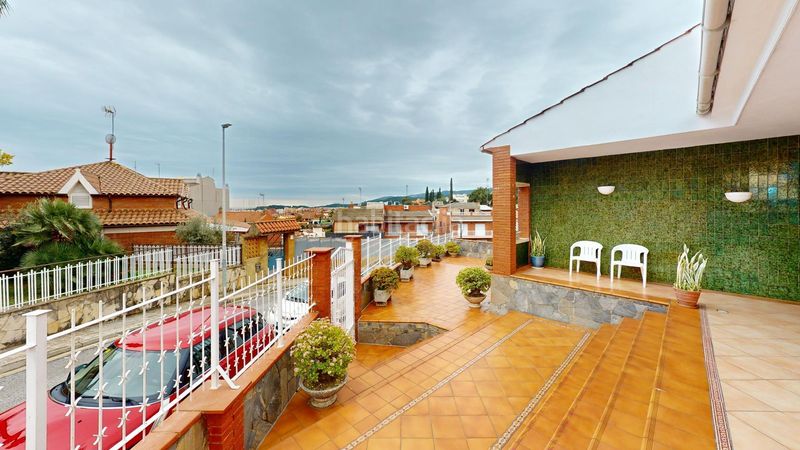 Foto 8d4f99a0-4c21-4f86-a56f-46bf8e01d738. Casa amb calefacció aparcament a La Roureda Viladecans