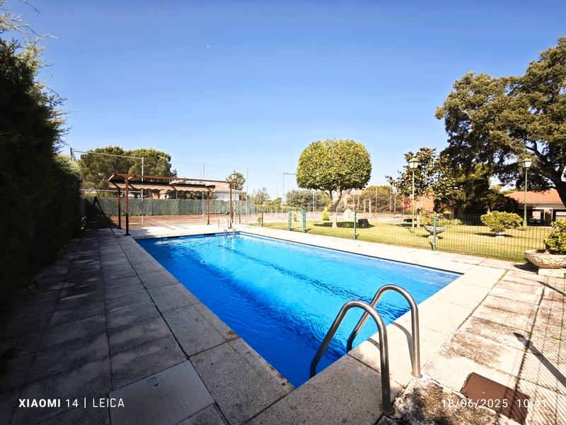 Foto 77e1dcd6-d253-426e-9ff6-76bbc75fc2c2. Xalet amb xemeneia calefacció aparcament piscina a Valdemorillo
