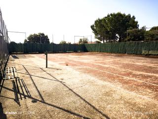 Terreno residenziale  Calle puerto de la brújula. Parcela de 750 m2 con pista de tenis y 180 m2 construidos
