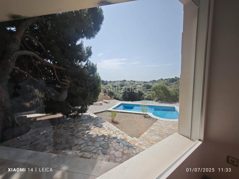 Foto f410e3cb-5ae9-484d-aacb-f74201efe87c. Chalet vivienda unifamiliar de diseño con piscina privada y bonita parcela. en Valdemorillo