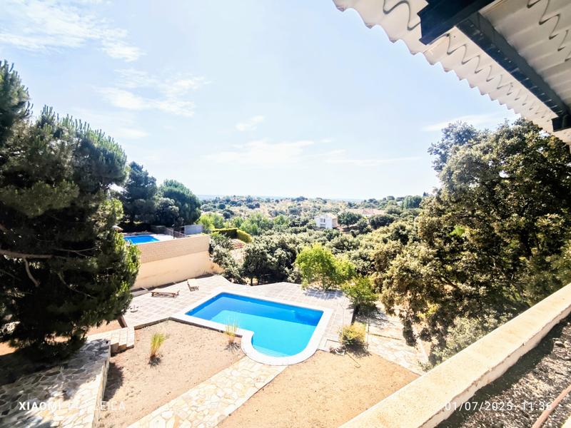 Foto f529df37-bc6c-460c-8636-2d8909c85669. Chalet vivienda unifamiliar de diseño con piscina privada y bonita parcela. en Valdemorillo