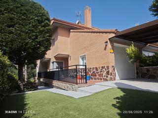 Chalet à Centro-Manguilla. Chalet pareado con piscina, jardin privado, y gimnasio.