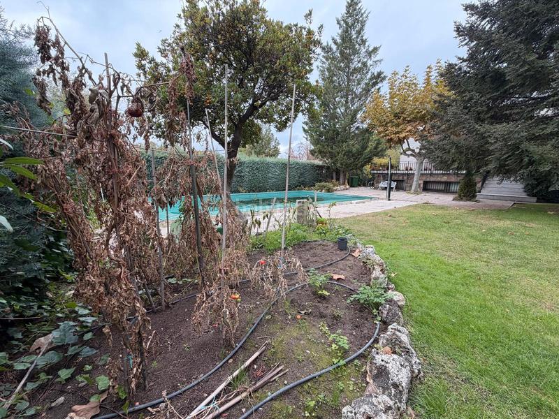 Foto 69ae862b-4996-4f09-8b85-d67f52531c4c. Chalet con camino riscaldamento parcheggio piscina in Valdemorillo