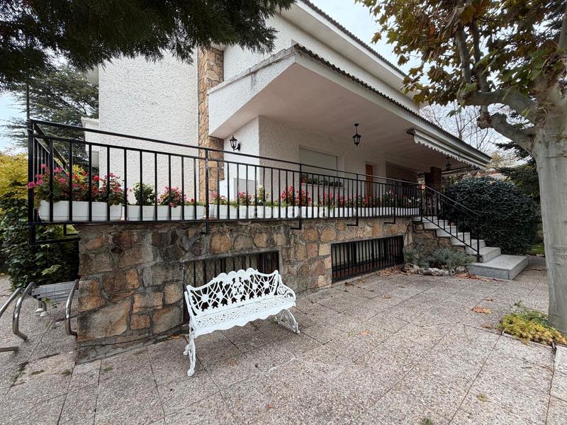 Foto f384ad43-dc23-4072-91c5-6d7f1b5d92e5. Chalet con camino riscaldamento parcheggio piscina in Valdemorillo