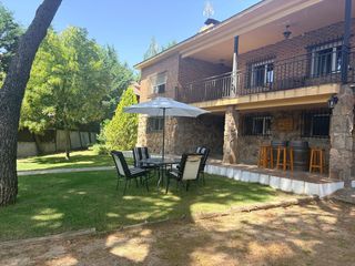 Chalet  Calle viñas. Bonito chalet con piscina y precioso jardin