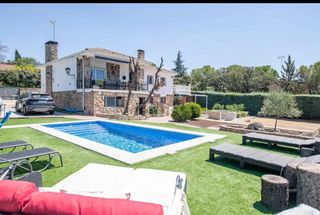 Chalet  Calle castillo de butrón. Chalet con dos plantas y parcela de 1300 euros con piscina