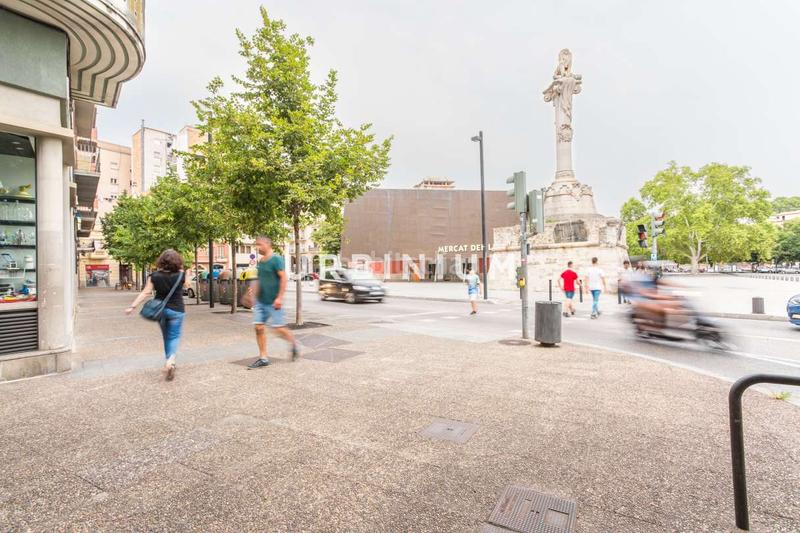 Foto c703d468-431c-4f1e-981a-59b25cc7f4ee. Alquiler local comercial local en plaza del lleó en Girona