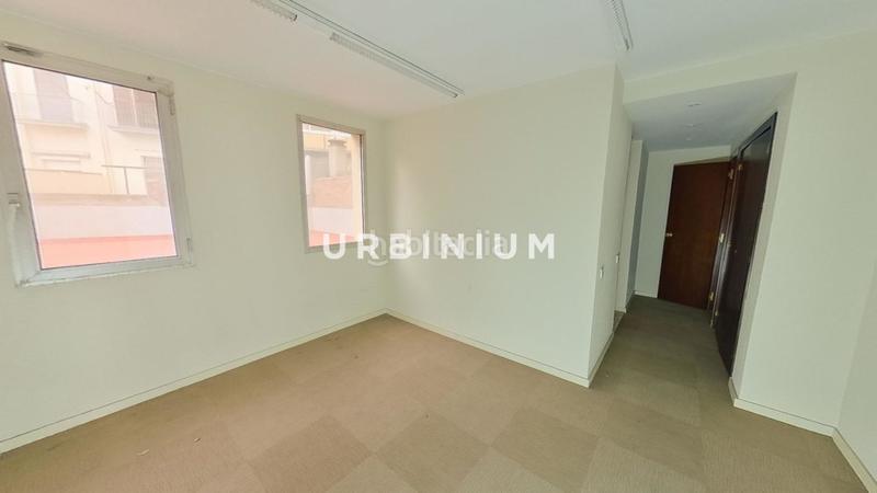 Foto ea53d54c-2f4c-4efc-95c9-8aa3e715f06d. Location bureau avec parking dans Eixample Nord Girona