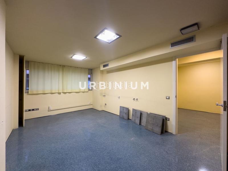 Foto 4c4a2d12-0439-46a2-b38f-2aafff91239f. Lloguer local comercial a Eixample Nord Girona