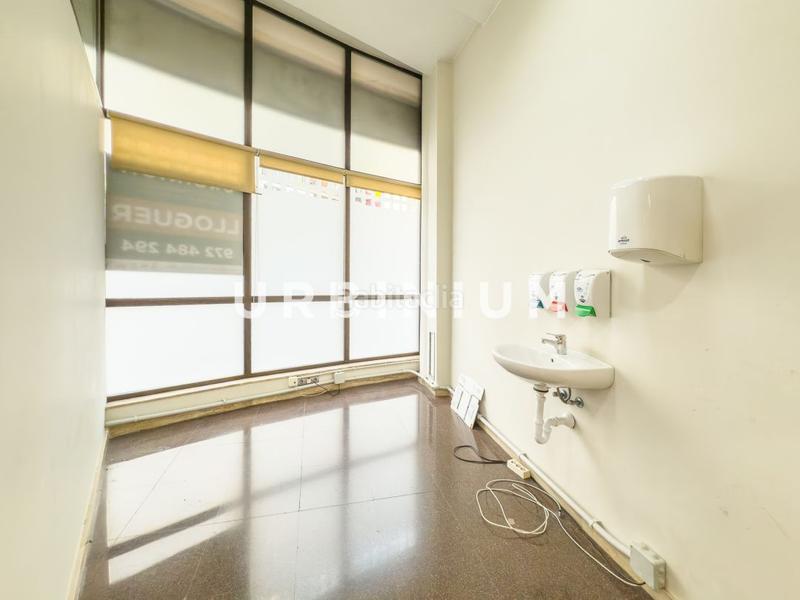 Foto 06e8a38d-e58d-435d-a50a-3df17c82d4cd. Lloguer local comercial a Sant Narcis Girona