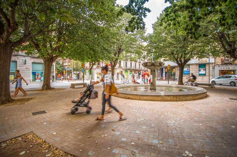 Foto 8a3e2269-f900-437e-8677-bdf4bf2f3b1d. Traspaso local comercial bar con cocción en traspaso en Girona