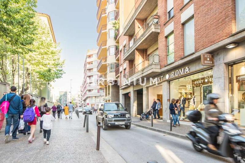 Foto b5ebab89-5e74-456f-ab0b-6fcbdc7382d0. Location local commercial dans Eixample Nord Girona